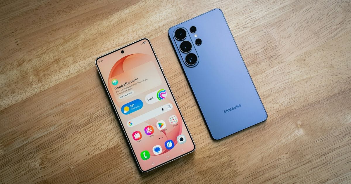 Due Samsung Galaxy su un tavolo di legno: uno con la schermata Home accesa, l'altro mostra il retro blu
