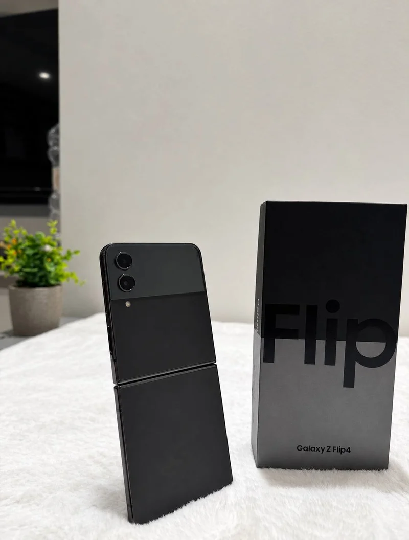 Un Samsung Galaxy Z Flip4 nero accanto alla sua scatola
